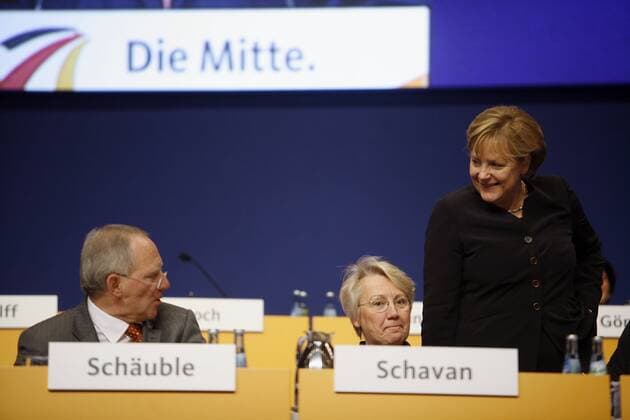 Bundeskanzlerin Angela Merkel (Deutschland CDU) zusammen mit Innenminister Wolfgang Schäuble (Deutschland CDU) und Bildungsministerin Annette Schavan (Mitte, Deutschland CDU) auf dem 21. CDU-Parteitag in Hannover