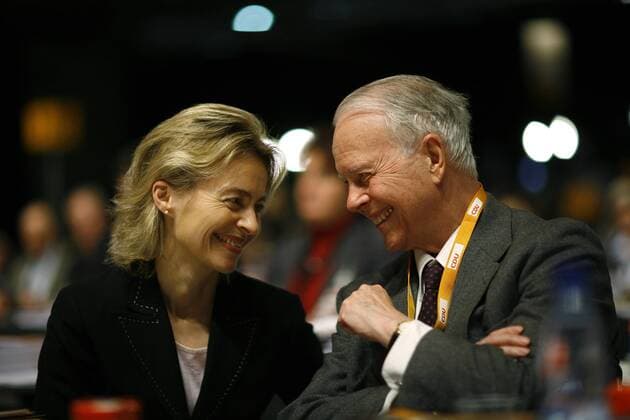 POLITIK Zum Tod des ehemaligen Ministerpräsidenten Ernst Albrecht Familienministerin Ursula von der Leyen (Deutschland CDU) zusammen mit ihrem Vater Ernst Albrecht auf dem 21. CDU-Parteitag in Hannover