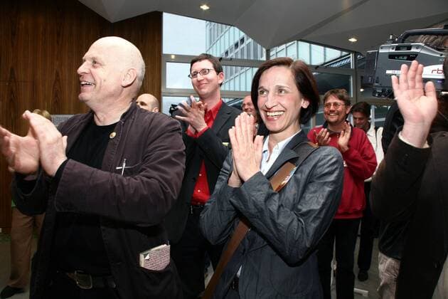 Wolfgang Albers (Deutschland Die Linke stellvertretender Landesvorsitzender Berlin) und Carola Bluhm (Deutschland Die Linke Fraktionsvorsitzende Berlin) anlässlich einer Party zur Schließung des Flughafens Tempelhof in Berlin