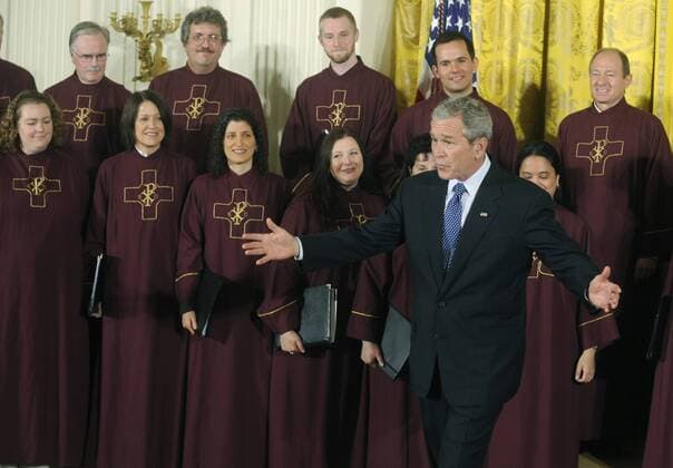Präsident George W. Bush (USA) mit Sängern des New York St. Patricks Cathedral Choir anlässlich einer Feierstunde zum National Day of Prayer in Washington D.C.  WAP20080501306