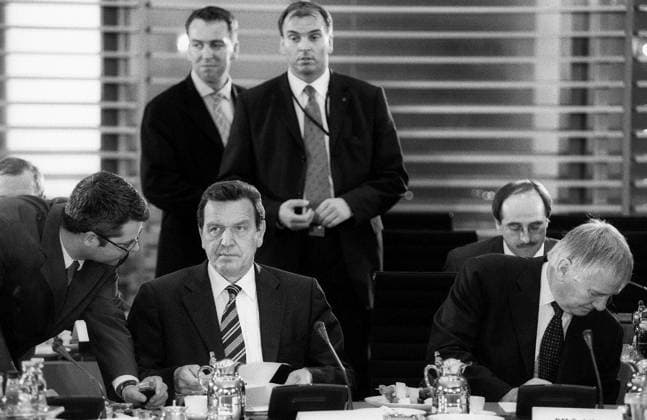 Bundeskanzler Gerhard Schröder (2.v.li.), Innenminister Otto Schily (re.) und Hans Martin Bury (li.) während einer Kabinettssitzung in Berlin