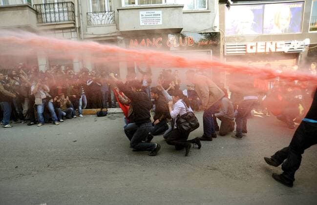 Demonstration am 1. Mai in Istanbul - Wasserwerfer treibt Demonstranten auseinander - 