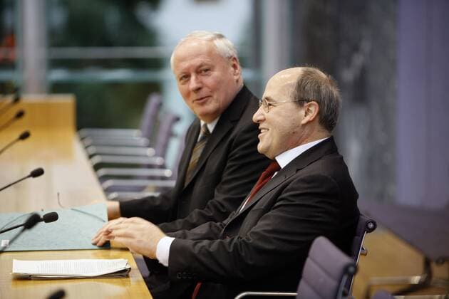 Oskar Lafontaine (li. Deutschland Fraktionsvorsitzender Die Linke) und Gregor Gysi (Deutschland Fraktionsvorsitzender Die Linke) anlässlich der Bundespressekonferenz zum Memorandum für eine demokratische, freiheitliche, soziale und Frieden sichernde EU in Berlin