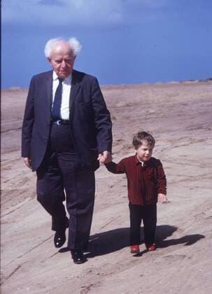 David Ben Gurion (li., Israel Sozialdemokratischen Arbeitspartei) und Enkel Uri in der Wüste Negev