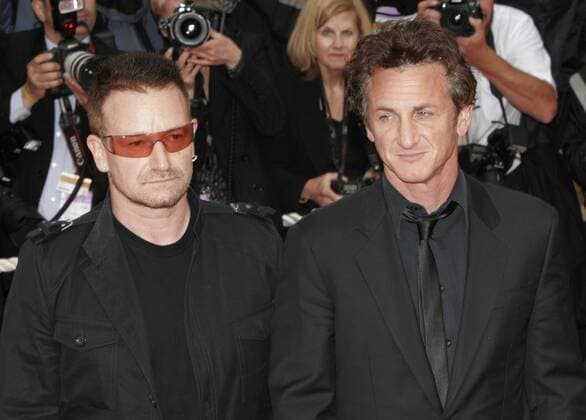 Schauspieler Sean Penn (re., Präsident Jury) und Sänger Bono (U2) während eines Pressetermins zur Filmpremiere von - Un Conte de Noel - anlässlich der 61. Internationalen Filmfestspiele von Cannes -  - CAN20080516755