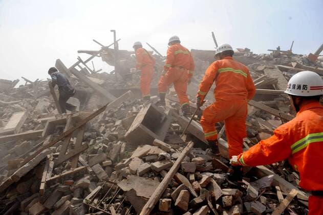 Rettungskräfte auf der Suche nach verschütteten Überlebenden nach dem Erdbeben in Muyu, China - 