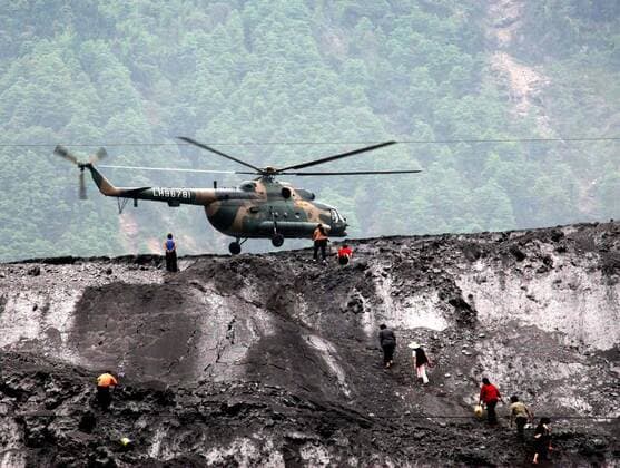 Rettungskräfte mit Hubschrauber Bergen Sichuan-Erdbebenopfer - Shifang - 