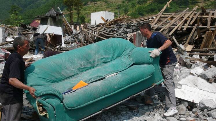 Liang Zhengbin und sein Vater bergen ein Sofa aus den Trümmern - Sichuan-Erdbebenopfer in Yinghua - 