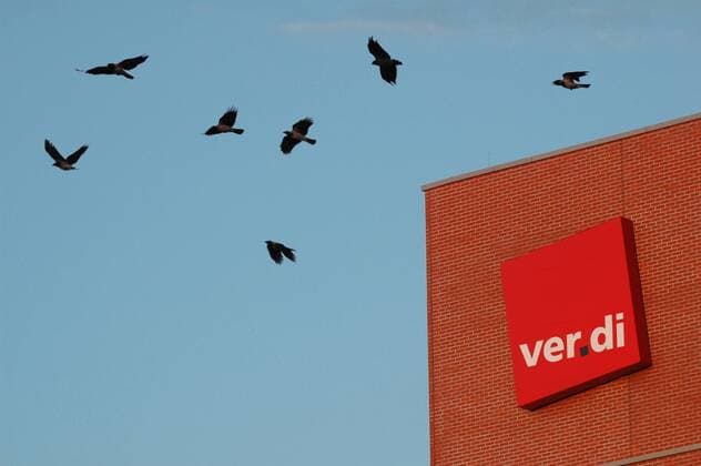 Vögel kreisen über dem ver.di-Gebäude in Berlin Kreuzberg