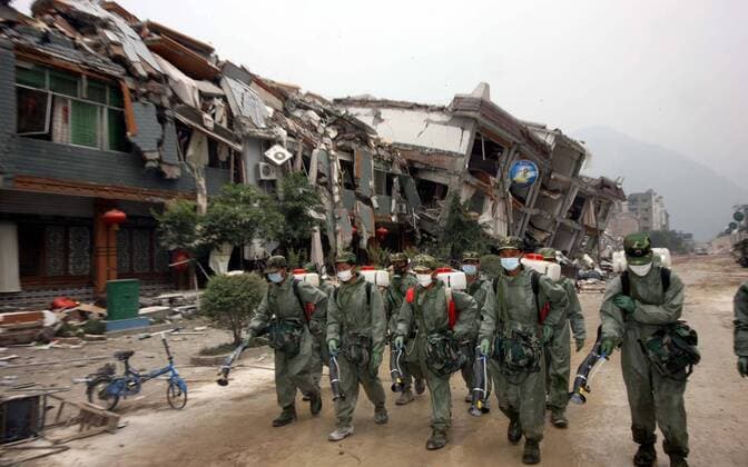 Soldaten desinfizieren einen völlig zerstörten Straßenzug in Beichuan nach dem verheerenden Erdbeben in der chinesischen Provinz Sichuan - 