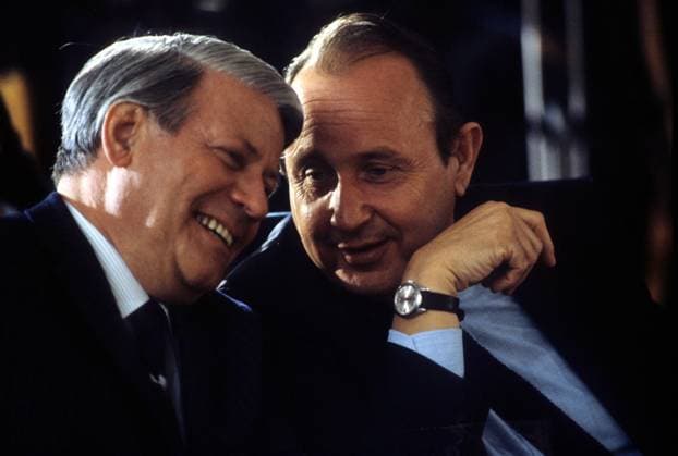 Außenminister Hans-Dietrich Genscher (re., Deutschland FDP) und Bundeskanzler Helmut Schmidt (Deutschland SPD)