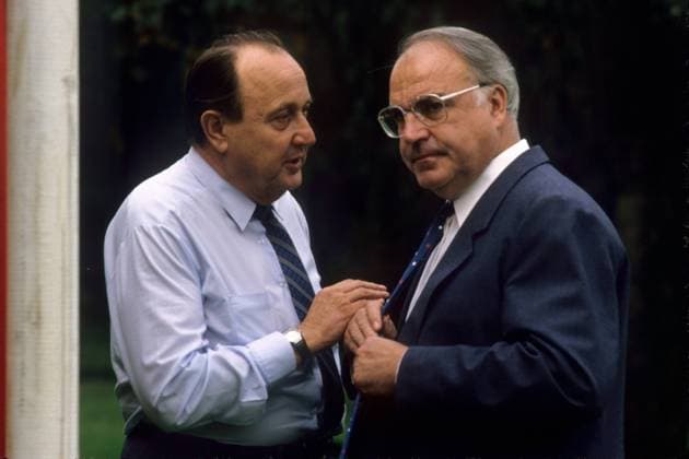 Außenminister Hans-Dietrich Genscher (li., Deutschland FDP) und Bundeskanzler Helmut Kohl (Deutschland CDU)