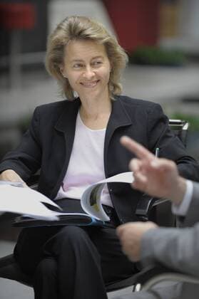 Familienministerin Ursula von der Leyen (Deutschland CDU) lächelnd in einer Mappe blätternd anlässlich der Vorstellung des Buches - Mittelmaß für Kinder. Der Unicef-Bericht zur Lage der Kinder in Deutschland - in Berlin