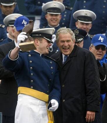 Präsident George W. Bush (re., USA) erhält die Trophäe - Falcon - von einem Kadetten während der Abschlussfeier der United States Air Force Academy in Colorado Springs -  - DEN2008052804
