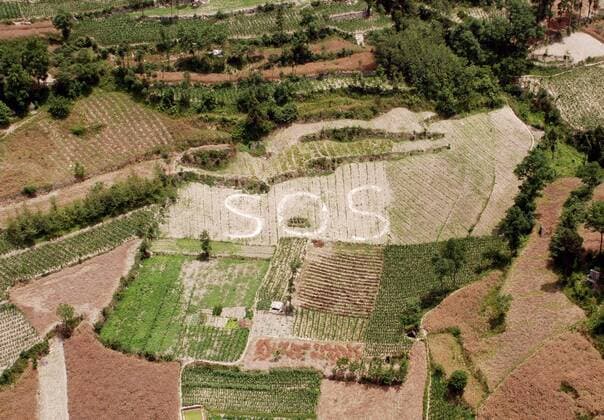 Schriftzug SOS auf einem Feld bei Yuli im Erdbebengebiet in der Region Sichuan, China - !ACHTUNG LUFTAUFNAHME 100% HONORARAUFSCHLAG! 