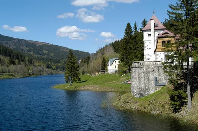 Aufgestaute Elbe bei Spindlermühle im Riesengebirge - Tschechien