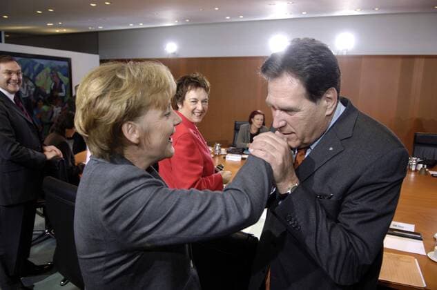 V.l.n.r.Franz-Josef Jung (Deutschland CDU Verteidigungsminister), Bundeskanzlerin Angela Merkel (Deutschland CDU), Brigitte Zypries (Deutschland SPD Justizministerin) und Michael Glos (Deutschland CSU Wirtschaftsminister) anlässlich einer Kabinettssitzung in Berlin