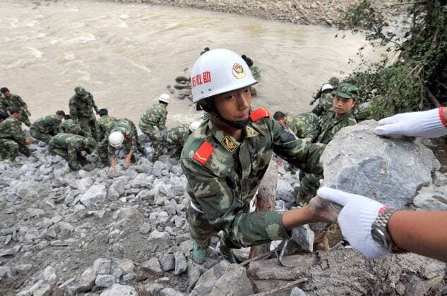 Soldaten während der Reparatur einer Straße nach dem Erdbeben in Wangmo, China - 