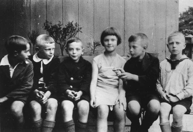 Helmut Schmidt (2.v.r., Deutschland SPD) in Kindertagen neben seiner späteren Ehefrau Hannelore - Loki - Glaser in Hamburg