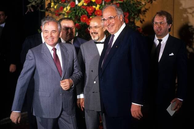 Präsident Michael Gorbatschow (li., Sowjetunion Generalsekretär KPdSU) und Bundeskanzler Helmut Kohl (Mitte, Deutschland CDU) in Bonn