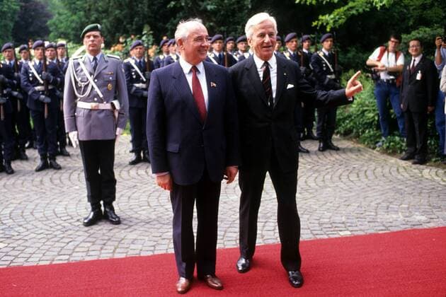 Präsident Michael Gorbatschow (Mitte, Sowjetunion Generalsekretär KPdSU) und Bundespräsident Richard von Weizsäcker (Mitte re., Deutschland CDU) in Bonn