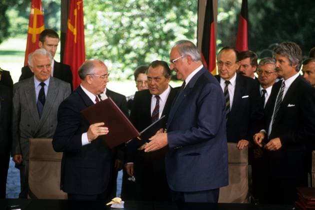 Präsident Michael Gorbatschow (Mitte li., Sowjetunion Generalsekretär KPdSU), Bundeskanzler Helmut Kohl (Mitte re., Deutschland CDU), Außenminister Eduard Schewardnadse (li., Sowjetunion) und Außenminister Hans-Dietrich Genscher (3.v.r., Deutschland FDP) in Bonn