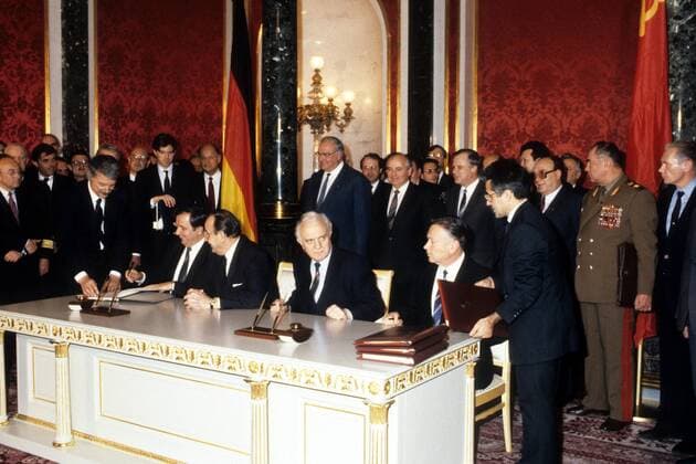 Außenminister Eduard Schewardnadse (Mitte vorne, Sowjetunion), Außenminister Hans-Dietrich Genscher (vorne li., Deutschland FDP), Bundeskanzler Helmut Kohl (Mitte, Deutschland CDU) und Präsident Michael Gorbatschow (Mitte re., Sowjetunion Generalsekretär KPdSU) in Bonn