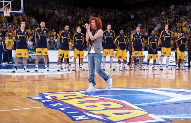 Sängerin Lucy Diakovska (No Angels) singt die Nationalhymne anlässlich eines Spiels von Alba Berlin gegen die Telekom Baskets in Bonn