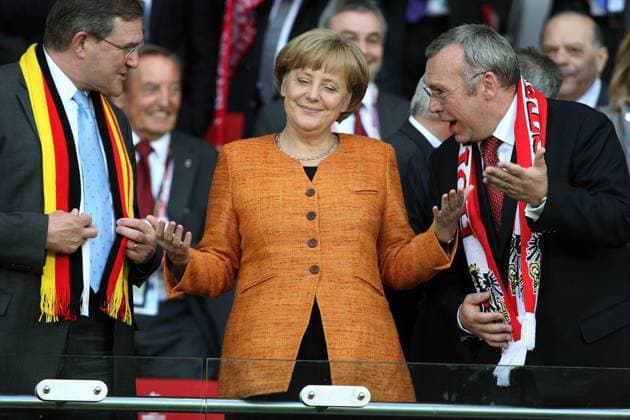 Bundeskanzlerin Angela Merkel (Mitte, Deutschland CDU), Verteidigungsminister Franz-Josef Jung (li., Deutschland CDU) und Bundeskanzler Alfred Gusenbauer (Österreich) anlässlich des EM-Fußballspiels Österreich - Deutschland in Wien