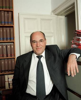 Gregor Gysi (Deutschland PDS) in seinem Büro in Berlin