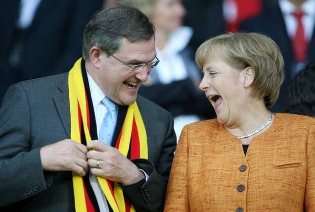 Bundeskanzlerin Angela Merkel (Deutschland CDU) und Verteidigungsminister Franz Josef Jung (Deutschland CDU) mit deutschen Fanschal anlässlich der Begegnung Deutschland-Österreich bei der UEFA EURO 2008 in Wien