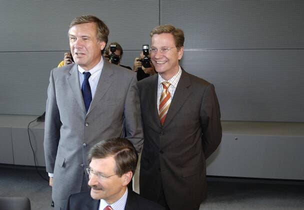 V.l.n.r. Wolfgang Gerhardt (Deutschland FDP-Fraktionsvorsitzender), Hermann Otto Solms (Deutschland FDP Vizepräsident Deutscher Bundestag) und Guido Westerwelle (Deutschland FDP-Bundesvorsitzender) anlässlich der Wahl des Fraktionsvorsitzenden im Bundestag in Berlin