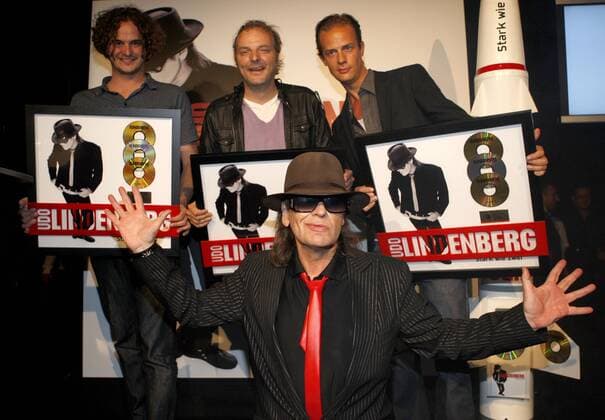 Sänger Udo Lindenberg mit Andreas Herbig, Henrik Menze und Peter Seifert anlässlich der Verleihung von Triple Gold für seine Album - Stark wie zwei - in Hamburg