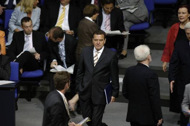 Gerhard Schröder (Deutschland SPD Bundeskanzler) während der Vertrauensfrage im Deutschen Bundestag - Berlin