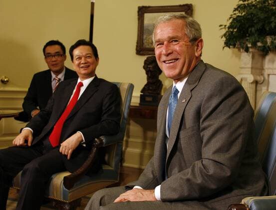 George W. Bush (re., USA Präsident) und Nguyen Tan Dung (Vietnam Premierminister) anlässlich eines Treffens in Washington D.C. -  (WAX2008062460)