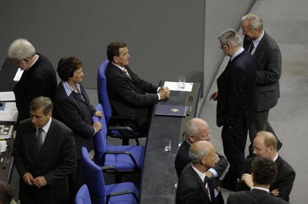 V.l.n.r.: Wolfgang Clement (Mitte, Deutschland SPD Wirtschaftsminister), Brigitte Zypries (Deutschland SPD Justizministerin), Gerhard Schröder (Deutschland SPD Bundeskanzler) und Joschka Fischer (Deutschland Bündnis90 Die Grünen Außenminister) anlässlich der Abstimmung zur Vertrauensfrage der Bundesregierung im Deutschen Bundestag - Berlin