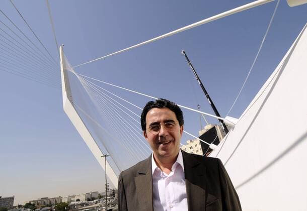 Architekt Santiago Calatrava vor der in ihm entworfenen Brücke - Bridge of Strings - in Jerusalem  JER2008062503