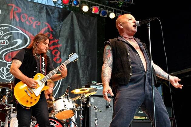 Sänger Gary - Angry - Anderson (re.) und Gitarrist Mick Cocks (beide Rose Tattoo) während eines Konzerts in Leipzig