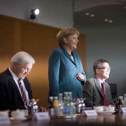 Bundeskanzlerin Angela Merkel (Deutschland CDU), Außenminister Frank-Walter Steinmeier (li., Deutschland SPD) und Kanzleramtsminister Thomas de Maiziere (Deutschland CDU) anlässlich einer Kabinettssitzung in Berlin
