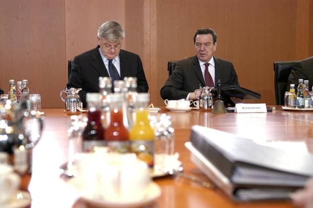 Bundeskanzler Gerhard Schröder (re., Deutschland SPD) und Außenminister Joschka Fischer (Deutschland Bündnis 90 Die Grünen) anlässlich einer Kabinettssitzung in Berlin