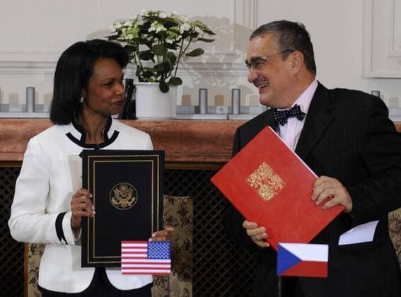 Außenministerin Condoleezza Rice (USA) und Außenminister Karel Schwarzenberg (Tschechien) anlässlich der Unterzeichnung der Verträge über die Aufstellung einer US-Radarstation in Prag 