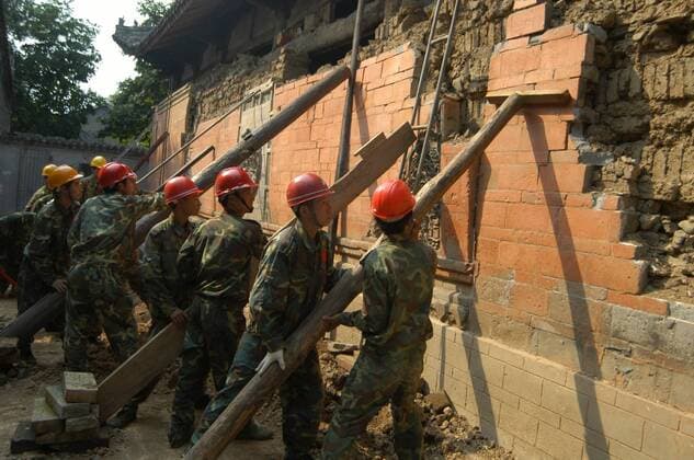 Wiederaufbau des Yunyan Tempels durch chinesischen Soldaten in Jiangyou, Sichuan - China 