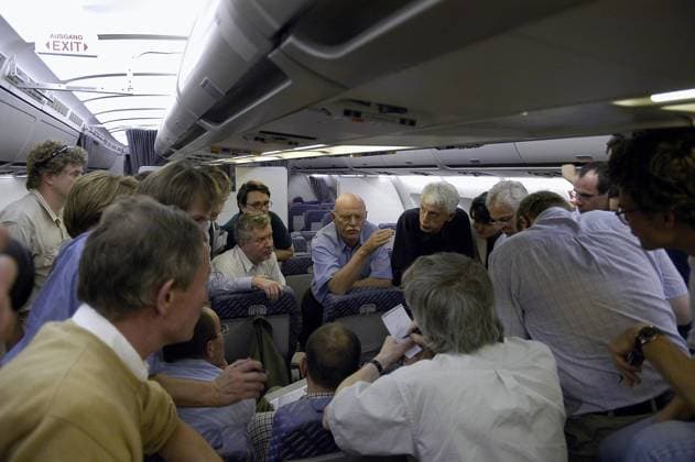 Verteidigungsminister Peter Struck (Deutschland SPD) mit Journalisten auf dem Rückflug von Abu Dhabi nach Berlin