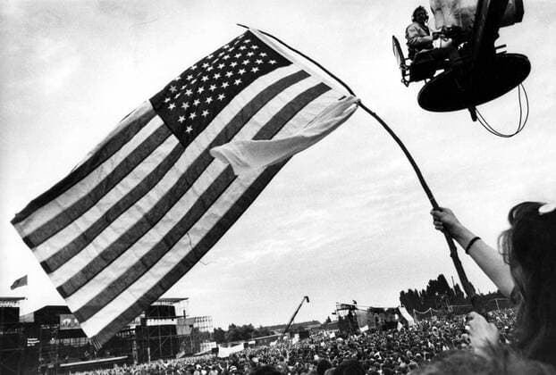 US-Fahne während des Konzertes von Sänger Bruce Springsteen in Ost-Berlin - Berliner Rocksommer der FDJ in der DDR