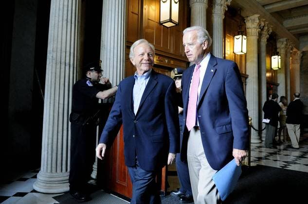 Joseph Lieberman (li., USA Demokraten Senator Connecticut) und Joe Biden (USA Demokraten Senator Delaware) nach einer Senatssitzung in Washington -  - WAP20080726304