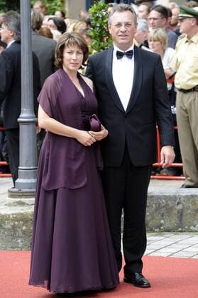 Siegfried Schneider (Deutschland CSU Kultusminister Bayern) mit Ehefrau Elisabeth während der Eröffnung der Richard-Wagner-Festspiele in Bayreuth