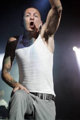 Sänger Chester Bennington (Linkin Park) während eines Konzertes im Rahmen der Projekt Revolution Tour in West Palm Beach  (wpb2008080118)