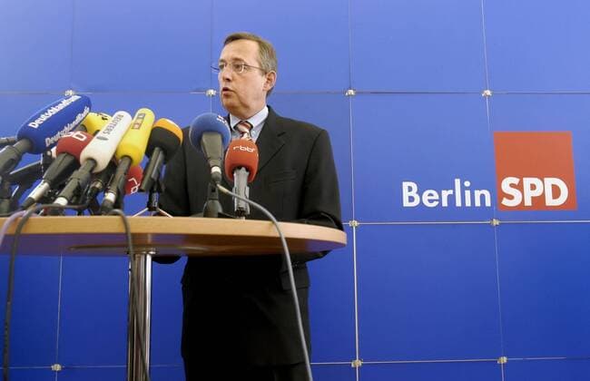 Peter Strieder (Deutschland SPD Senator für Stadtentwicklung Berlin) während der Pressekonferenz zu seinem Rücktritt in Berlin