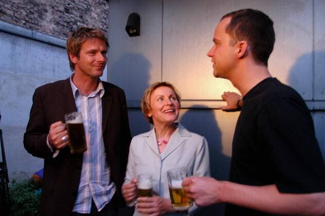 V.l.n.r.: Moderator Jörg Pilawa, Bascha Mika und Alexander Marguier während einer Feier der TAZ in Berlin