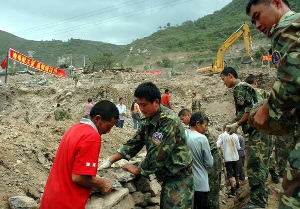 Soldaten helfen Angehörigen der Qiang beim Wiederaufbau in Weizhou in der Erdbebenregion Sichuan 
